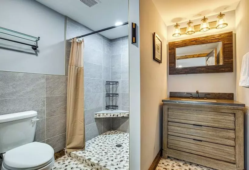 Infinity Pool + Mtn Views: Luxe Talking Rock Home