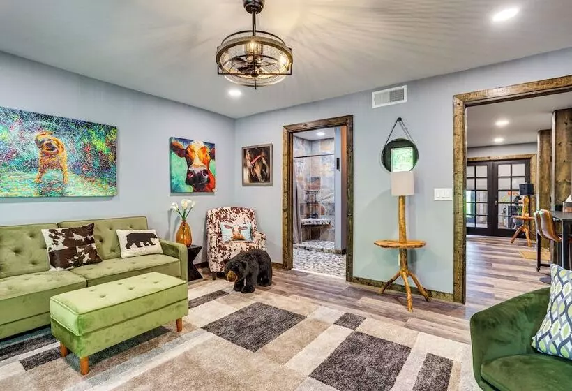 Infinity Pool + Mtn Views: Luxe Talking Rock Home