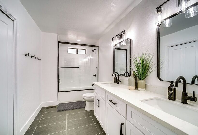 Modern Cabin In Munds Park: Family Friendly!