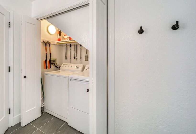 Modern Cabin In Munds Park: Family Friendly!