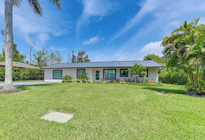 Naples Escape W/ Furnished Patio & Private Pool!