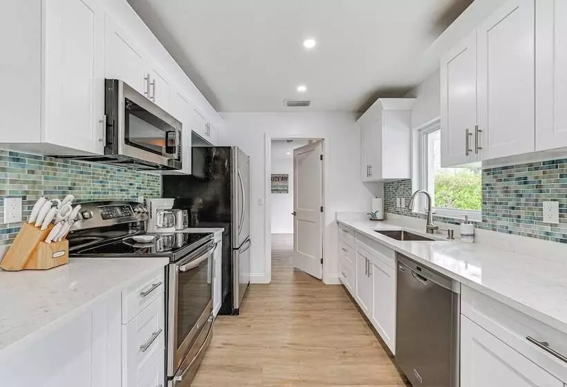 Naples Escape W/ Furnished Patio & Private Pool!