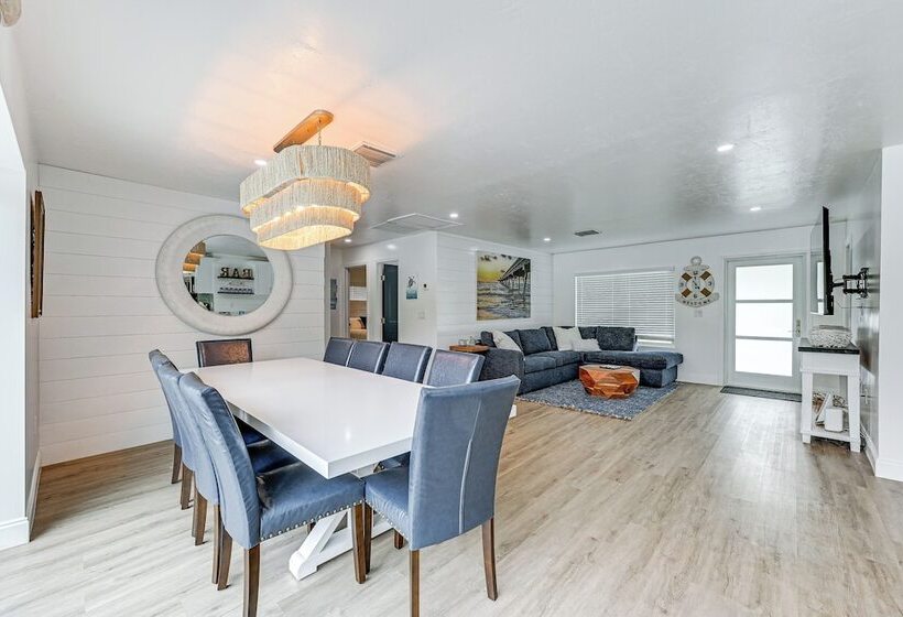 Naples Escape W/ Furnished Patio & Private Pool!