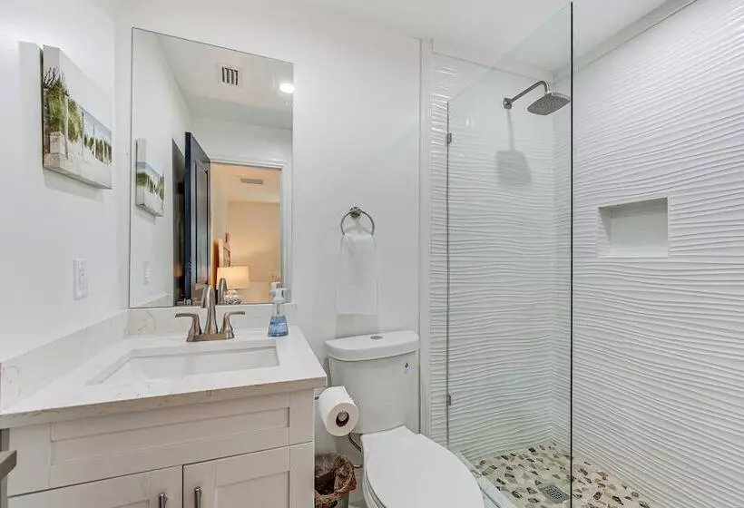 Naples Escape W/ Furnished Patio & Private Pool!