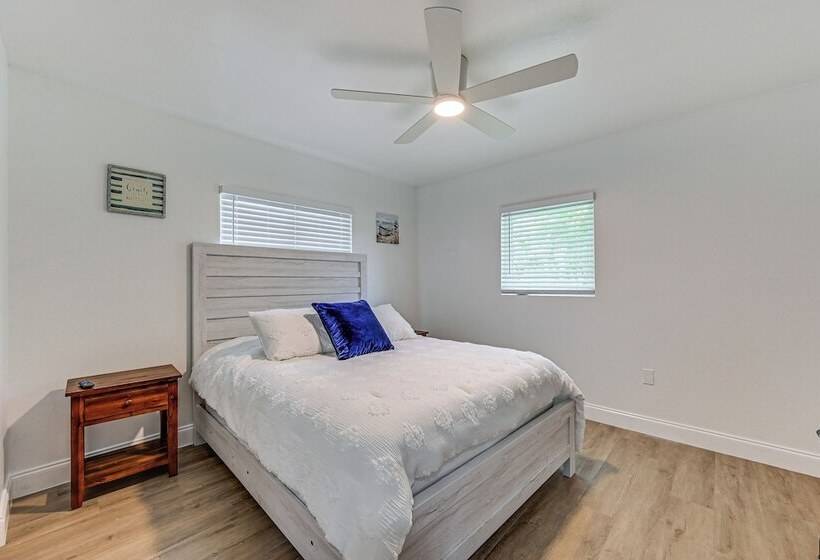 Naples Escape W/ Furnished Patio & Private Pool!