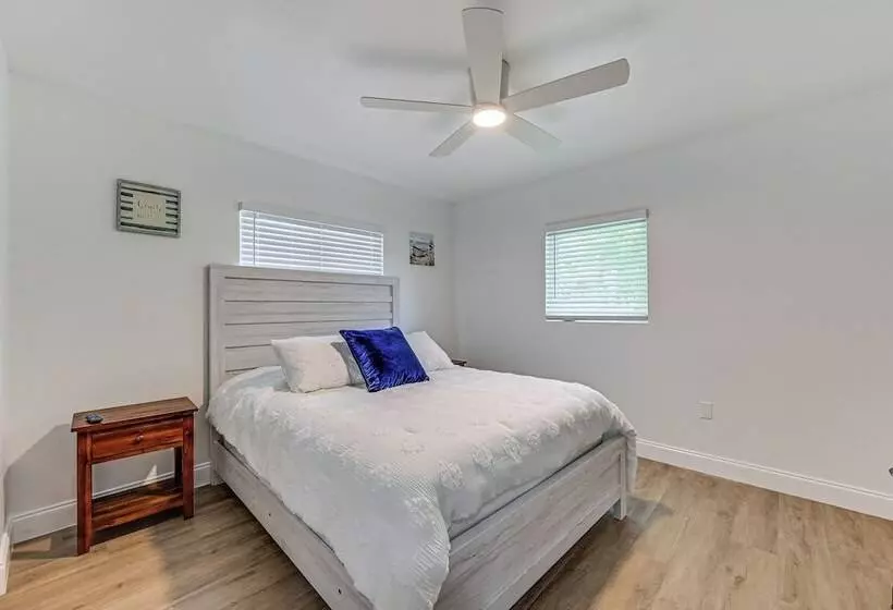 Naples Escape W/ Furnished Patio & Private Pool!