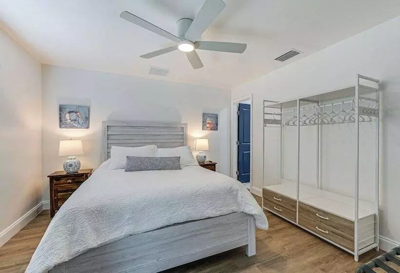 Naples Escape W/ Furnished Patio & Private Pool!