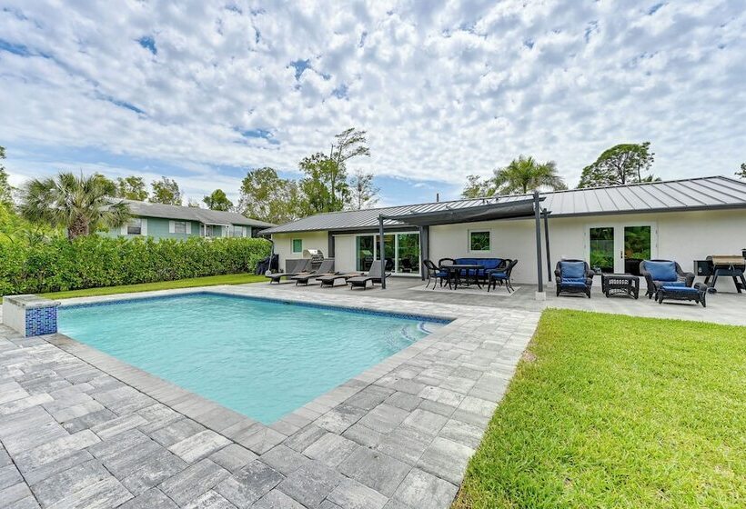 Naples Escape W/ Furnished Patio & Private Pool!
