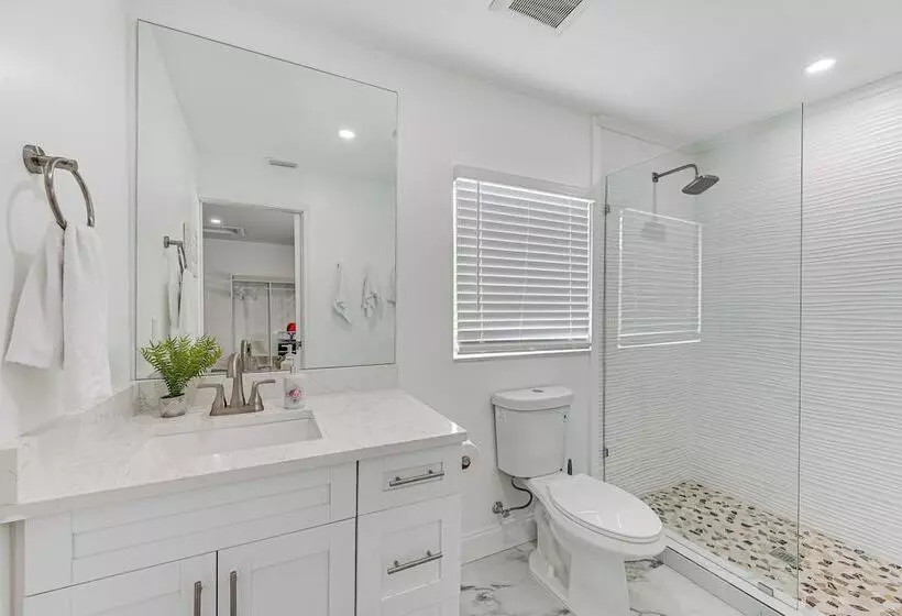 Naples Escape W/ Furnished Patio & Private Pool!