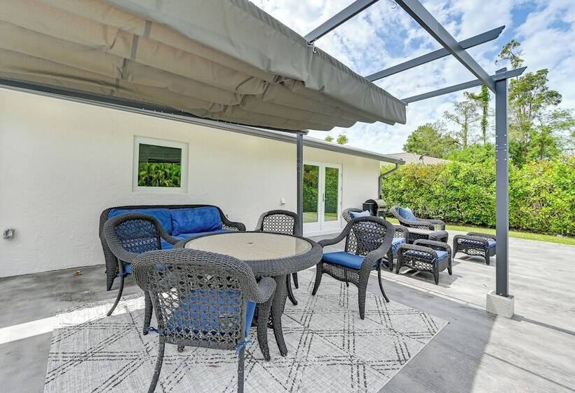 Naples Escape W/ Furnished Patio & Private Pool!
