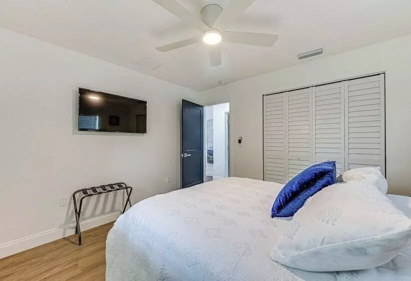 Naples Escape W/ Furnished Patio & Private Pool!