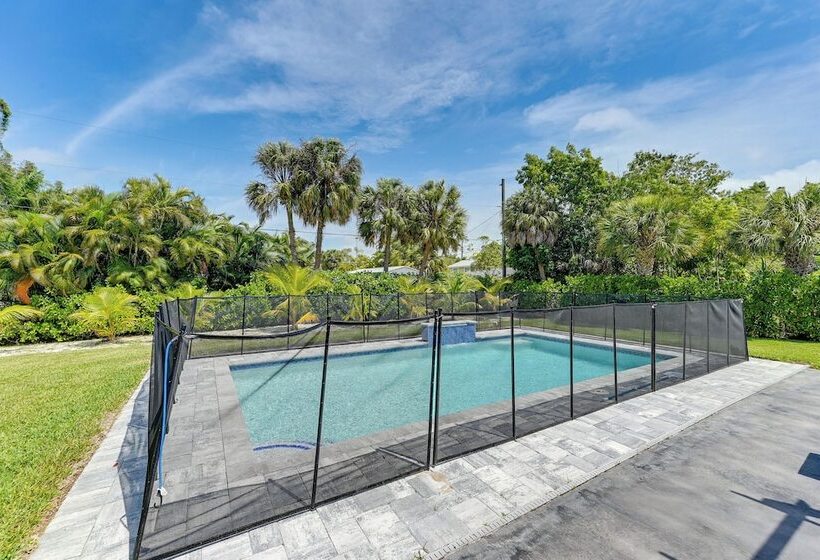 Naples Escape W/ Furnished Patio & Private Pool!