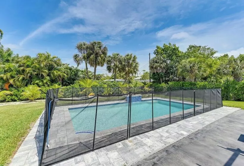 Naples Escape W/ Furnished Patio & Private Pool!