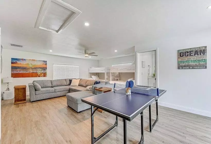 Naples Escape W/ Furnished Patio & Private Pool!