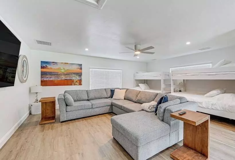 Naples Escape W/ Furnished Patio & Private Pool!