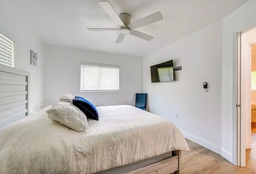 Naples Escape W/ Furnished Patio & Private Pool!