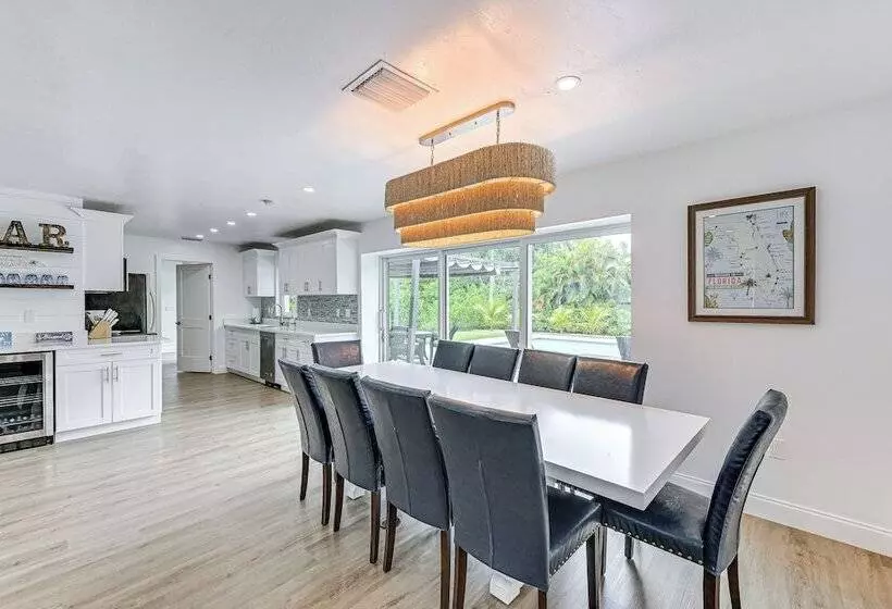 Naples Escape W/ Furnished Patio & Private Pool!