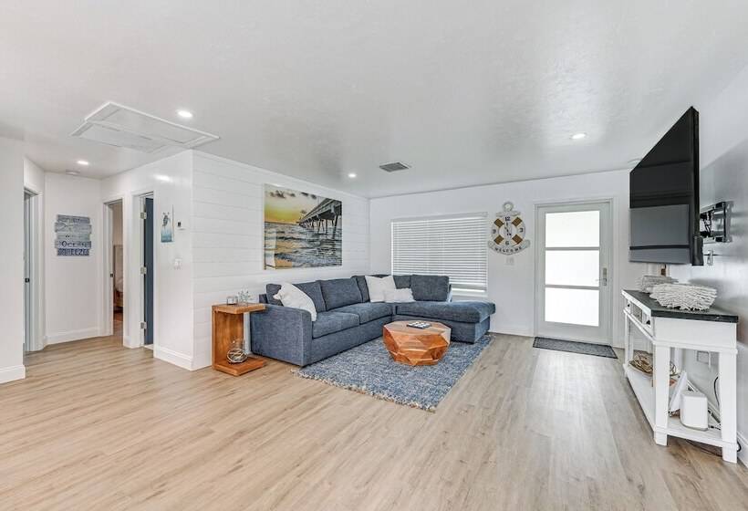 Naples Escape W/ Furnished Patio & Private Pool!