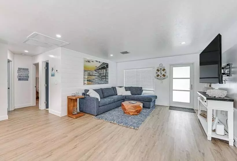 Naples Escape W/ Furnished Patio & Private Pool!