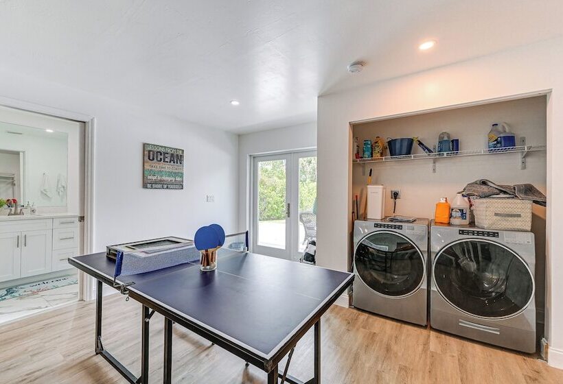 Naples Escape W/ Furnished Patio & Private Pool!