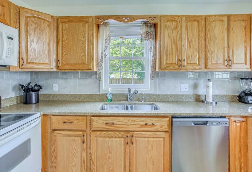 Oak Island Family Vacation Home < 1 Mi To Beach!