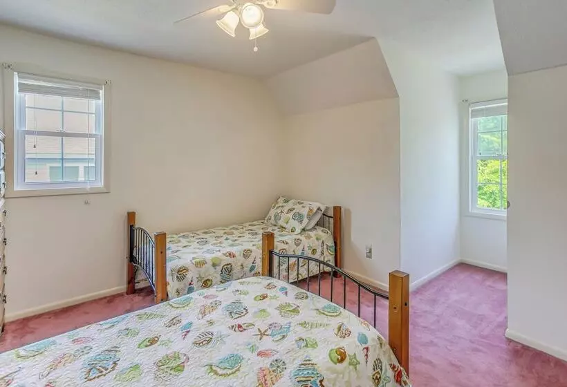 Oak Island Family Vacation Home < 1 Mi To Beach!