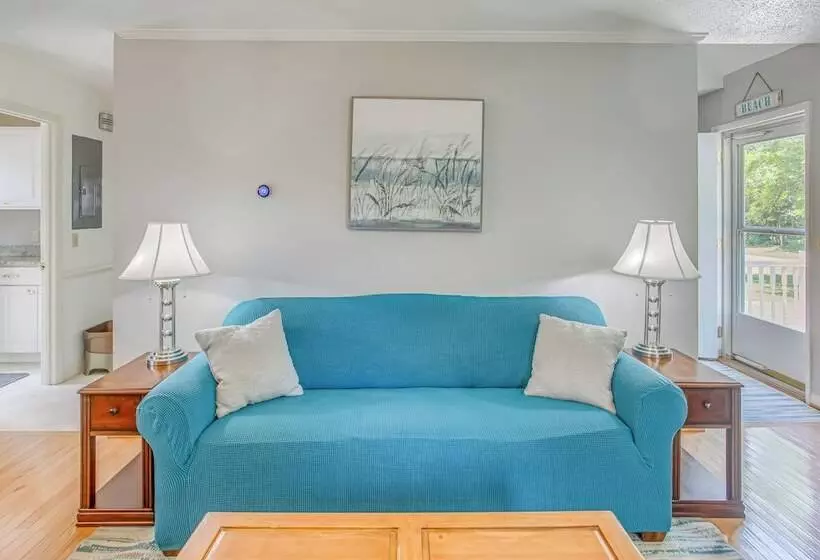 Oak Island Family Vacation Home < 1 Mi To Beach!