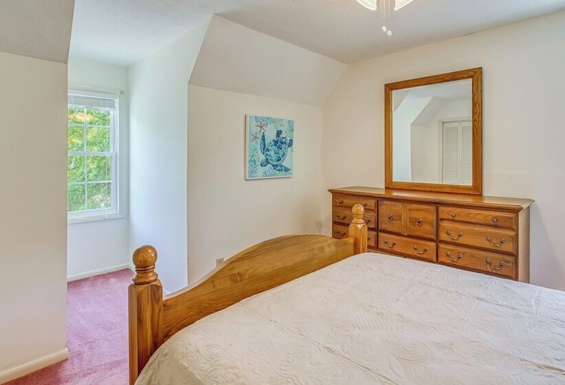 Oak Island Family Vacation Home < 1 Mi To Beach!