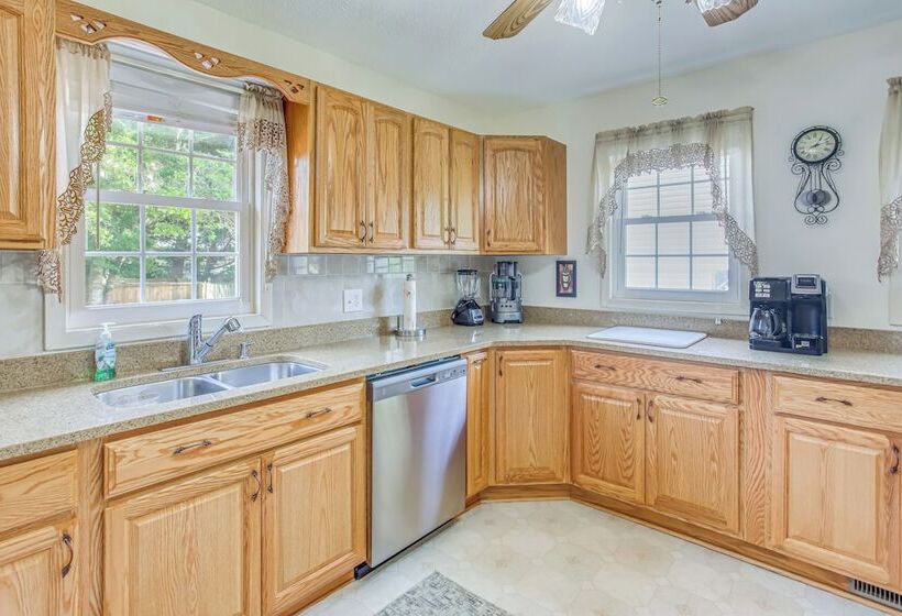 Oak Island Family Vacation Home < 1 Mi To Beach!