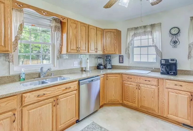 Oak Island Family Vacation Home < 1 Mi To Beach!