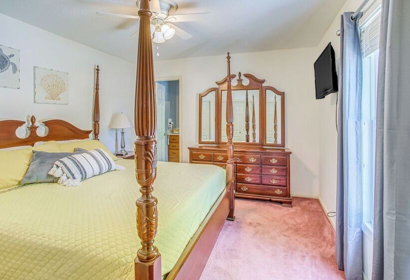 Oak Island Family Vacation Home < 1 Mi To Beach!