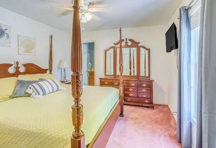 Oak Island Family Vacation Home < 1 Mi To Beach!