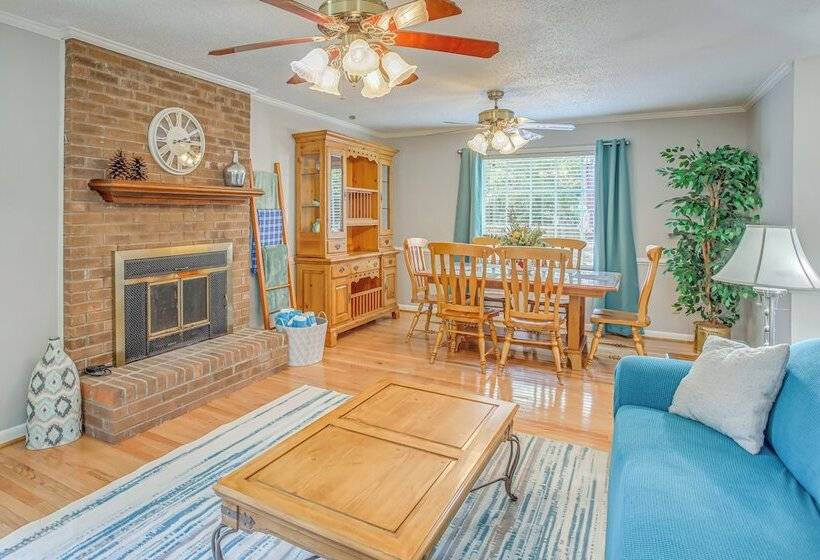 Oak Island Family Vacation Home < 1 Mi To Beach!