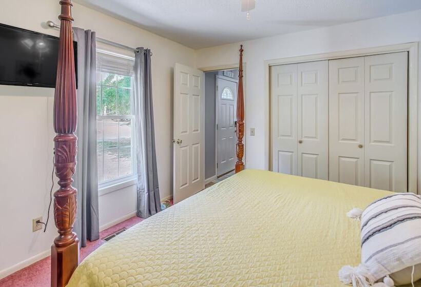 Oak Island Family Vacation Home < 1 Mi To Beach!