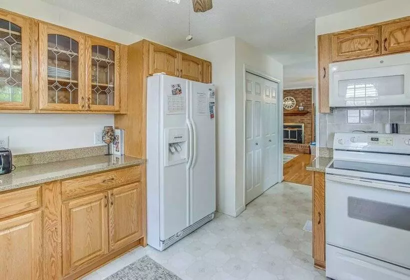 Oak Island Family Vacation Home < 1 Mi To Beach!