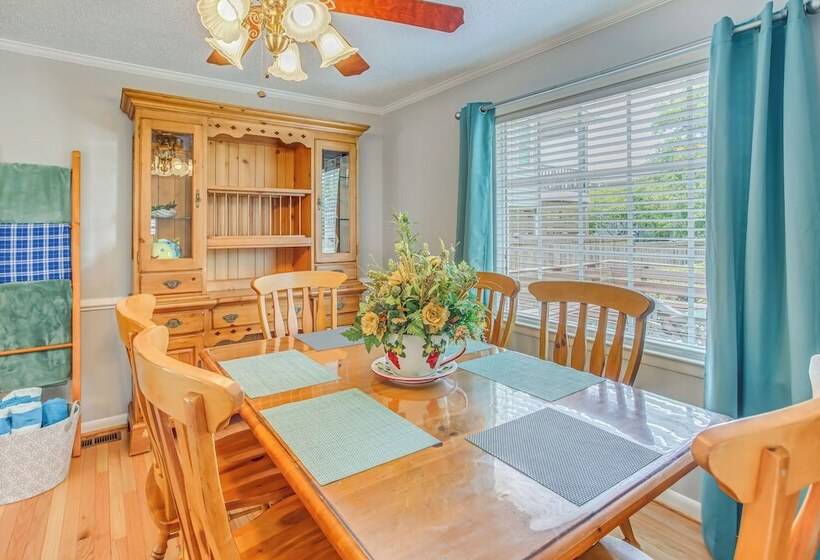 Oak Island Family Vacation Home < 1 Mi To Beach!