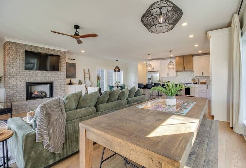 Paradise Found Lake House On Waterfront!