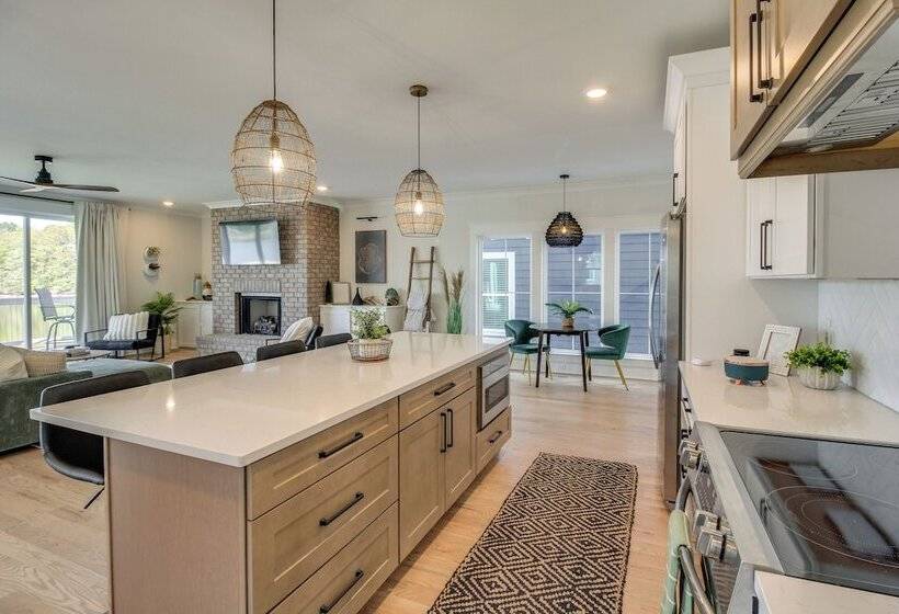 Paradise Found  Lake House On Waterfront!