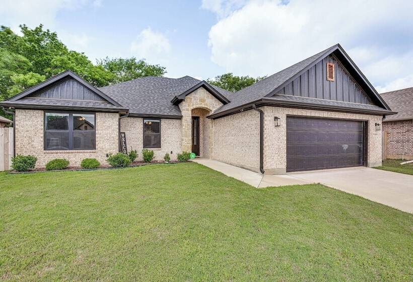 Peaceful Flint Home, Close To Lake Palestine!