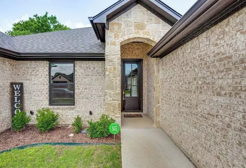 Peaceful Flint Home, Close To Lake Palestine!