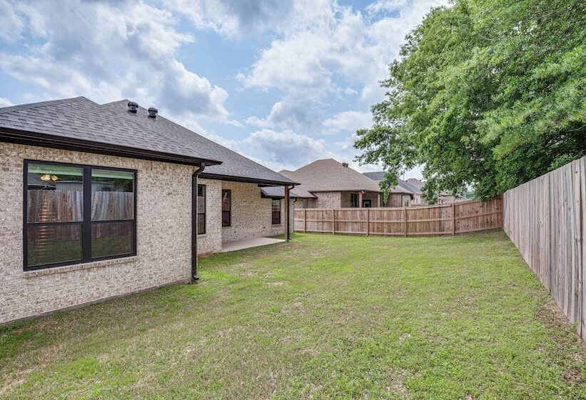 Peaceful Flint Home, Close To Lake Palestine!