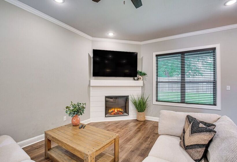 Peaceful Flint Home, Close To Lake Palestine!