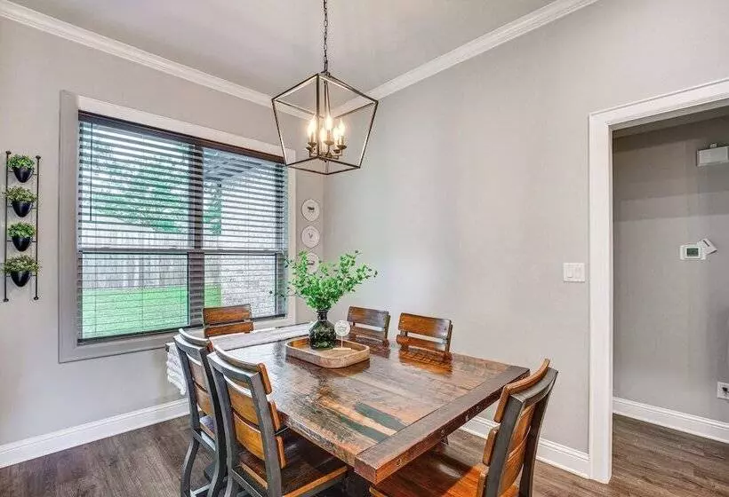 Peaceful Flint Home, Close To Lake Palestine!