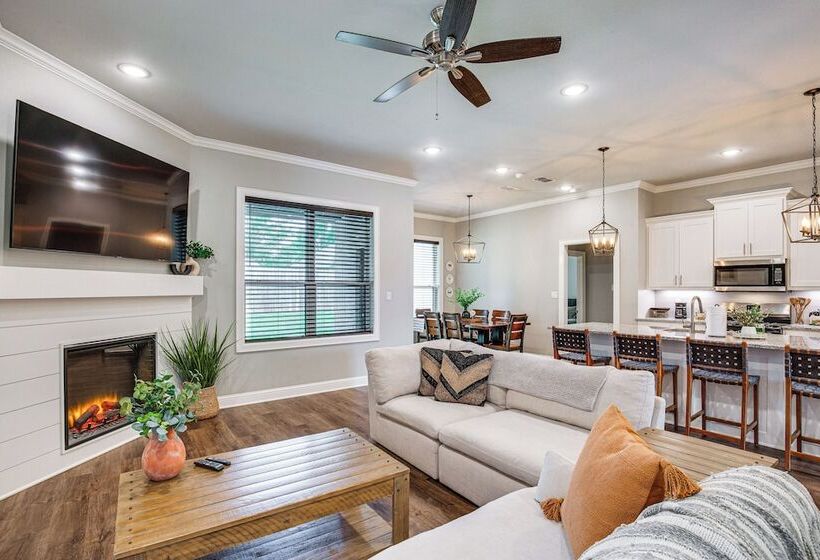 Peaceful Flint Home, Close To Lake Palestine!