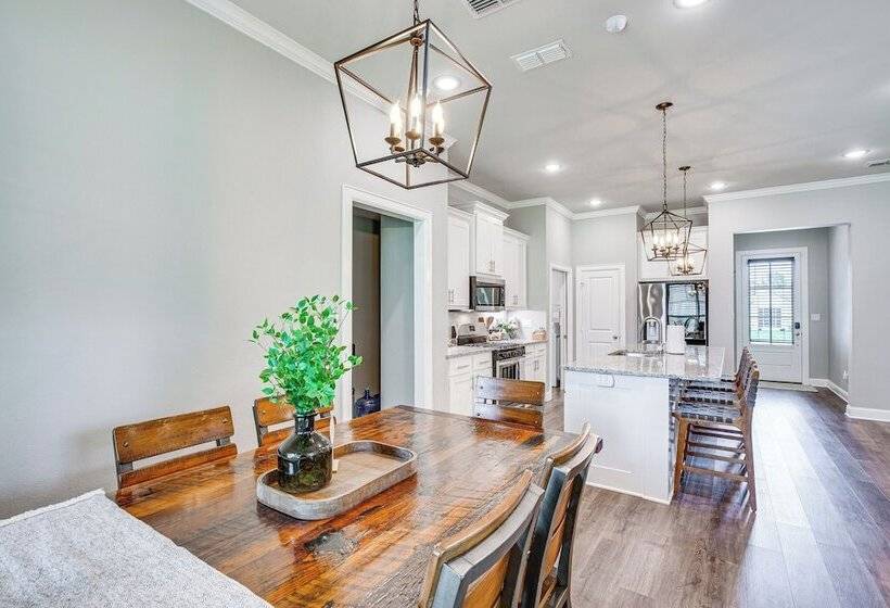 Peaceful Flint Home, Close To Lake Palestine!