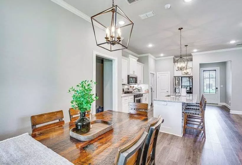 Peaceful Flint Home, Close To Lake Palestine!