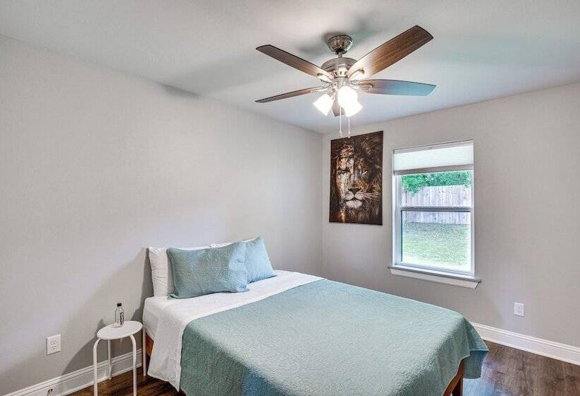 Peaceful Flint Home, Close To Lake Palestine!