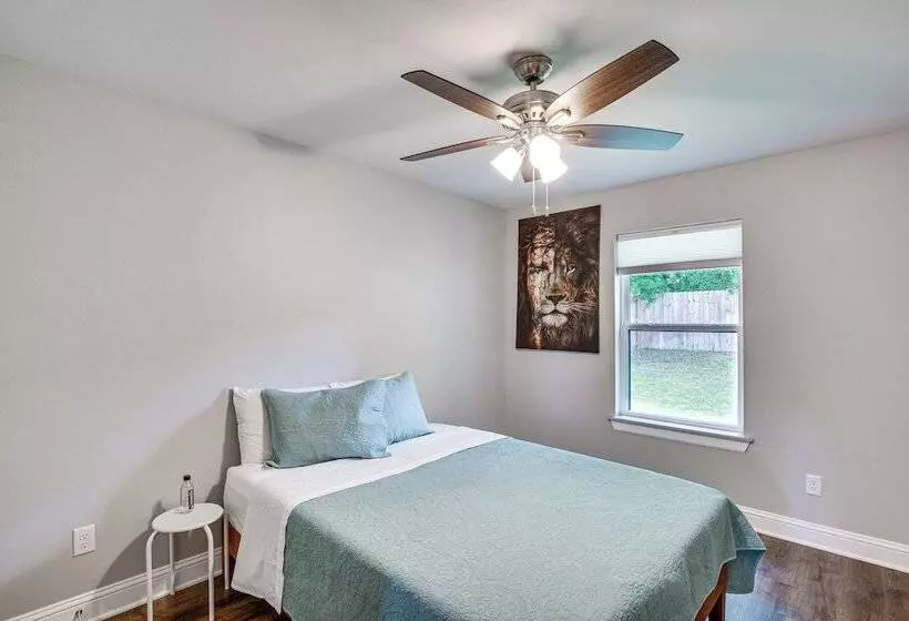 Peaceful Flint Home, Close To Lake Palestine!