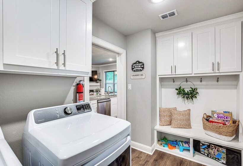 Peaceful Flint Home, Close To Lake Palestine!