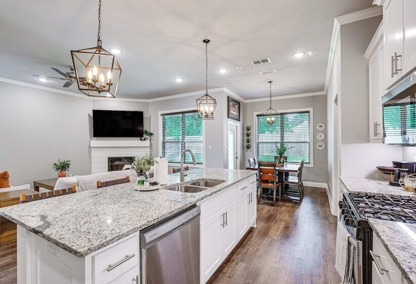 Peaceful Flint Home, Close To Lake Palestine!